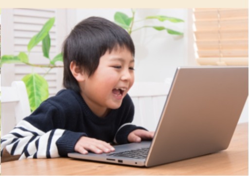 パソコンを楽しむ笑顔の子供