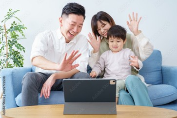 家族でテクノロジーを楽しむ様子
