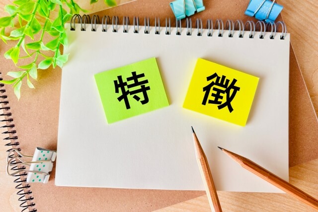 机上に置かれた特徴のメモと鉛筆